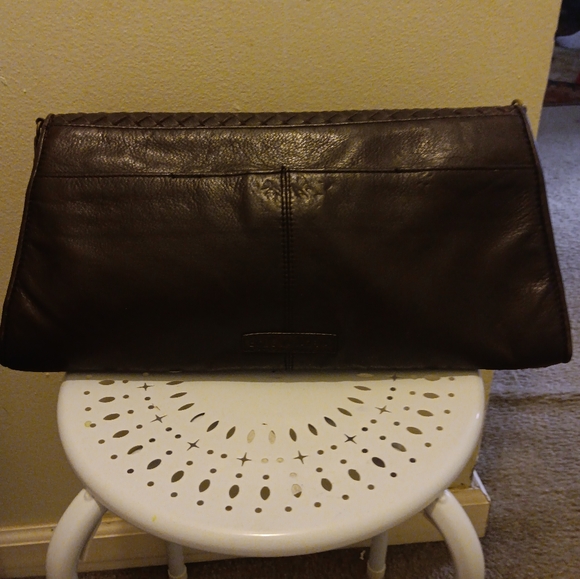 BCBGMAXAZRIA LEATHER SHOULDER BAG, GOLDISH TONE CHAIN STRAP. - Picture 3 of 12